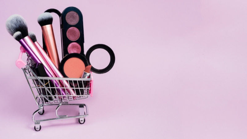 Mini cart with makeup products showing personalized e-commerce loyalty